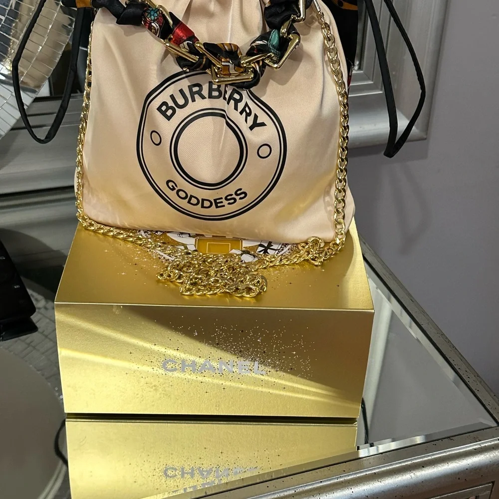 Burberry - Picture 8 of 12